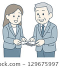 一位年輕女子和一位老年男子交換名片並微笑著互相問候（藍色） 129675997