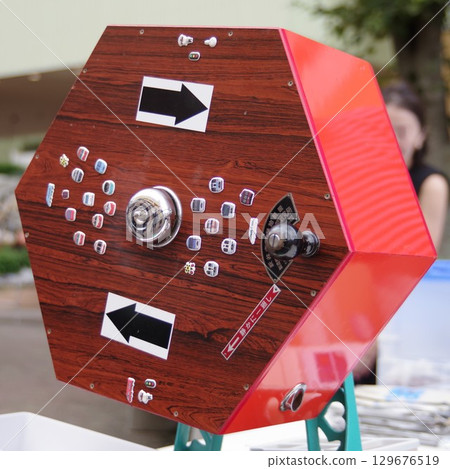 Old-fashioned Garapon lottery machine 2 129676519