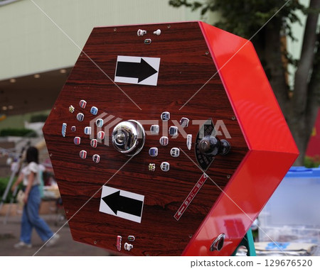 Old-fashioned Garapon lottery machine 3 129676520