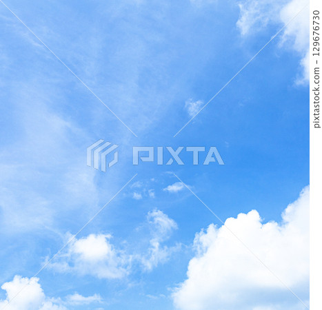 秋天藍天白雲的簡單風景 129676730