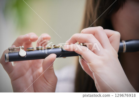 吹短笛的年輕女子 吹短笛的年輕女子 129676918