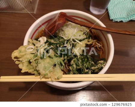 有樂町蕎麥屋花一的春菊天婦羅蕎麥麵 有樂町蕎麥屋花一的春菊天婦羅蕎麥麵 129676925
