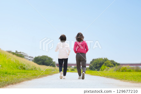 兩名穿著運動服行走的中年婦女的後視圖 兩名穿著運動服行走的中年婦女的後視圖 129677210
