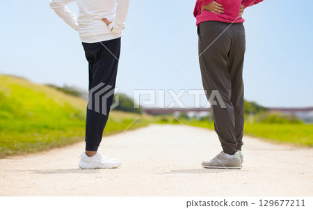 兩名穿著運動服行走的中年婦女 兩名穿著運動服行走的中年婦女 129677211