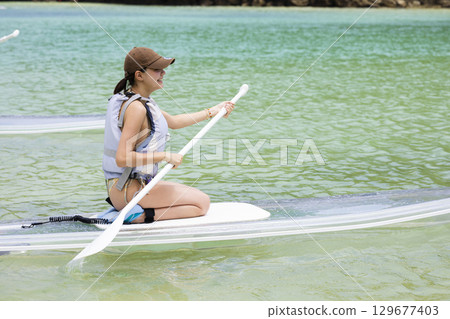 享受 SUP 的可愛女人 129677403