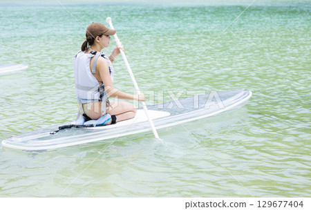 享受 SUP 的可愛女人 129677404