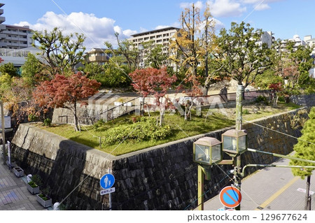 從JR伊丹站前的連接橋上眺望有岡城跡（伊丹城跡），欣賞秋葉紛飛的景象。兵庫縣伊丹市伊丹市 129677624