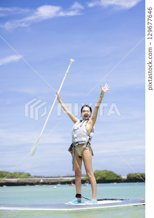 享受 SUP 的可愛女人 129677646