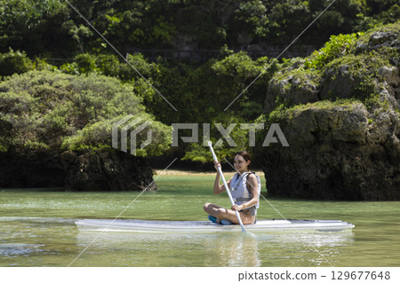 享受 SUP 的可愛女人 129677648