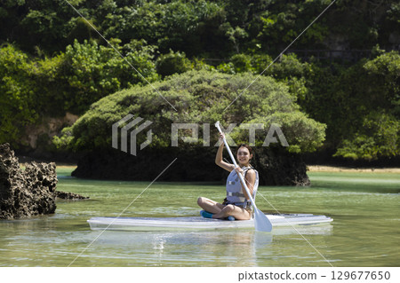 享受 SUP 的可愛女人 129677650
