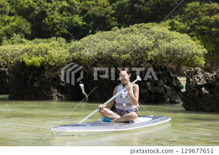 享受 SUP 的可愛女人 129677651