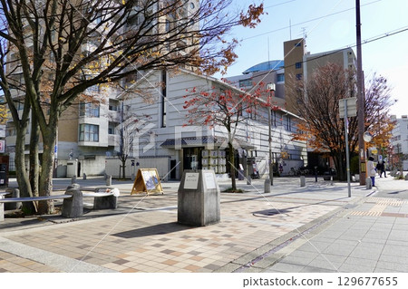 兵庫縣伊丹市三元寺廣場(東)對面的伊丹老松酒廠大樓,有馬街道 兵庫縣伊丹市三元寺廣場(東)對面的伊丹老松酒廠大樓,有馬街道 129677655