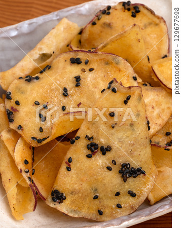 Sweet potato chips 129677698