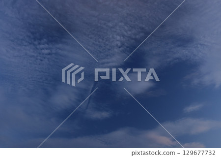 天氣:凝結尾跡,即飛機穿過雲層時留下的痕跡。這種現像是由於雲粒子因廢氣熱而蒸發而發生的。 天氣:凝結尾跡,即飛機穿過雲層時留下的痕跡。這種現像是由於雲粒子因廢氣熱而蒸發而發生的。 129677732