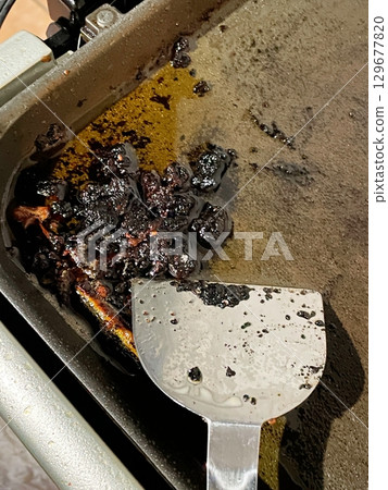 鐵板烤架上烤肉的燒焦殘留物 鐵板烤架上烤肉的燒焦殘留物 129677820