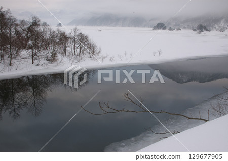 雪與水的對比 雪與水的對比 129677905