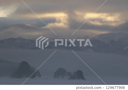 霧包圍的山 霧包圍的山 129677906
