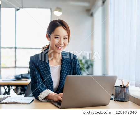 在電腦上工作的亞洲女性 129678040