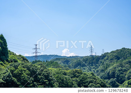 夏日天空和山脈映襯下的電線 夏日天空和山脈映襯下的電線 129678248
