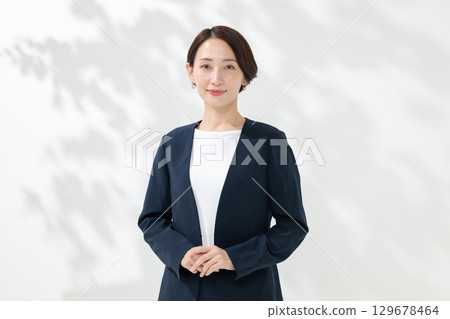 微笑的女商人 129678464