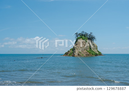 2024年能登半島地震導致見附島塌陷變形/拍攝於2025年8月 2024年能登半島地震導致見附島塌陷變形/拍攝於2025年8月 129678887