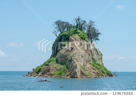 2024年能登半島地震導致見附島塌陷變形/拍攝於2025年8月 2024年能登半島地震導致見附島塌陷變形/拍攝於2025年8月 129678888