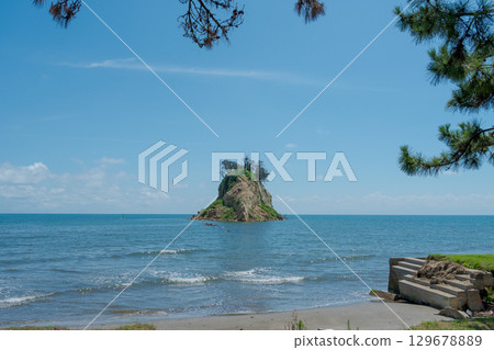 Mitsuke Island collapsed and deformed by the 2024 Noto Peninsula earthquake / Photographed in August 2025 Mitsuke Island collapsed and deformed by the 2024 Noto Peninsula earthquake / Photographed in August 2025 129678889