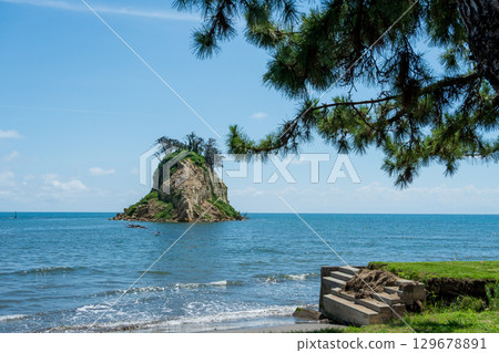 Mitsuke Island collapsed and deformed by the 2024 Noto Peninsula earthquake / Photographed in August 2025 129678891