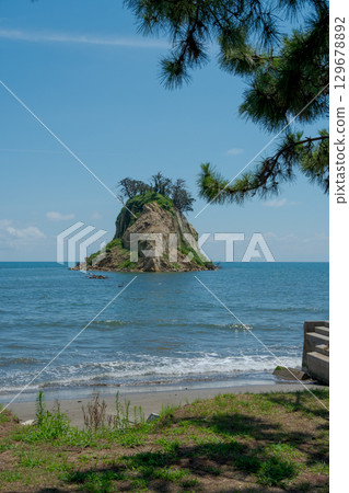 2024年能登半島地震導致見附島塌陷變形/拍攝於2025年8月 2024年能登半島地震導致見附島塌陷變形/拍攝於2025年8月 129678892
