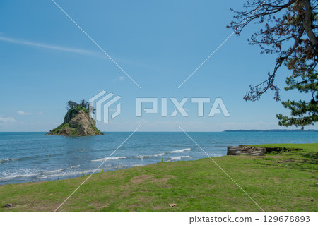 Mitsuke Island collapsed and deformed by the 2024 Noto Peninsula earthquake / Photographed in August 2025 Mitsuke Island collapsed and deformed by the 2024 Noto Peninsula earthquake / Photographed in August 2025 129678893