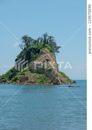 2024年能登半島地震導致見附島塌陷變形/拍攝於2025年8月 2024年能登半島地震導致見附島塌陷變形/拍攝於2025年8月 129678896