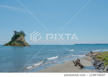 Mitsuke Island collapsed and deformed by the 2024 Noto Peninsula earthquake / Photographed in August 2025 Mitsuke Island collapsed and deformed by the 2024 Noto Peninsula earthquake / Photographed in August 2025 129678897