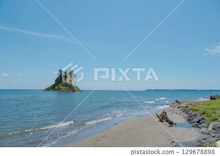 Mitsuke Island collapsed and deformed by the 2024 Noto Peninsula earthquake / Photographed in August 2025 Mitsuke Island collapsed and deformed by the 2024 Noto Peninsula earthquake / Photographed in August 2025 129678898