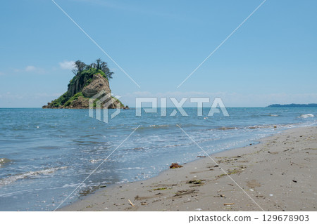 2024年能登半島地震導致見附島塌陷變形/拍攝於2025年8月 2024年能登半島地震導致見附島塌陷變形/拍攝於2025年8月 129678903