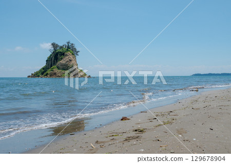 Mitsuke Island collapsed and deformed by the 2024 Noto Peninsula earthquake / Photographed in August 2025 Mitsuke Island collapsed and deformed by the 2024 Noto Peninsula earthquake / Photographed in August 2025 129678904