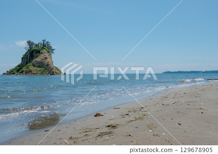 Mitsuke Island collapsed and deformed by the 2024 Noto Peninsula earthquake / Photographed in August 2025 129678905