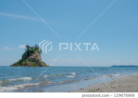 2024年能登半島地震導致見附島塌陷變形/拍攝於2025年8月 2024年能登半島地震導致見附島塌陷變形/拍攝於2025年8月 129678906