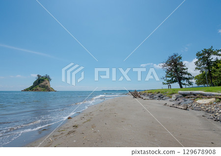Mitsuke Island collapsed and deformed by the 2024 Noto Peninsula earthquake / Photographed in August 2025 Mitsuke Island collapsed and deformed by the 2024 Noto Peninsula earthquake / Photographed in August 2025 129678908