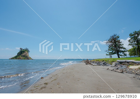 Mitsuke Island collapsed and deformed by the 2024 Noto Peninsula earthquake / Photographed in August 2025 Mitsuke Island collapsed and deformed by the 2024 Noto Peninsula earthquake / Photographed in August 2025 129678910