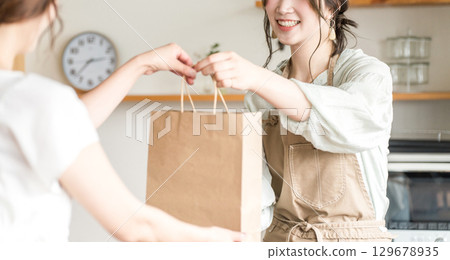 在咖啡館和餐廳向顧客分發外帶產品的女性咖啡館的容量 在咖啡館和餐廳向顧客分發外帶產品的女性咖啡館的容量 129678935