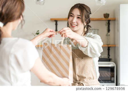 在咖啡館和餐廳向顧客分發外帶產品的女性咖啡館的容量 在咖啡館和餐廳向顧客分發外帶產品的女性咖啡館的容量 129678936