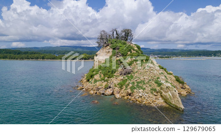 Mitsuke Island, which collapsed and deformed in the 2024 Noto Peninsula earthquake / Drone photography and aerial photography Mitsuke Island, which collapsed and deformed in the 2024 Noto Peninsula earthquake / Drone photography and aerial photography 129679065