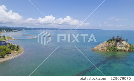 Mitsuke Island, which collapsed and deformed in the 2024 Noto Peninsula earthquake / Drone photography and aerial photography Mitsuke Island, which collapsed and deformed in the 2024 Noto Peninsula earthquake / Drone photography and aerial photography 129679070