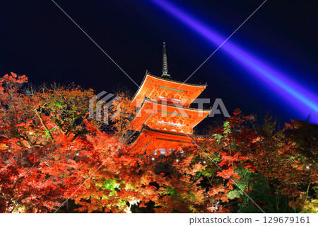 [京都府]清水寺的三層寶塔和紅葉點亮 129679161