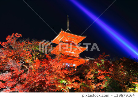 [Kyoto Prefecture] Kiyomizu-dera's three-storied pagoda and colored leaves light up 129679164