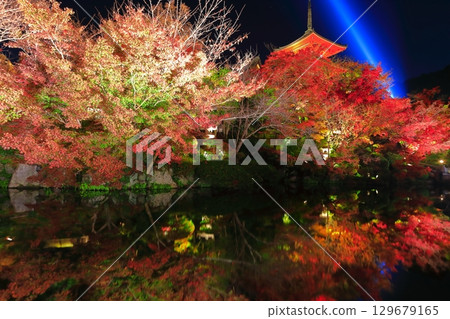[京都府]對稱的清水寺三層寶塔和紅葉點亮 129679165