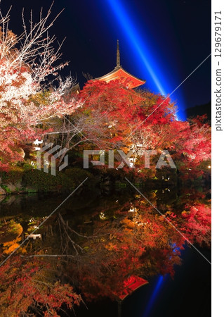 [Kyoto Prefecture] Symmetrical Kiyomizu-dera three-storied pagoda and colored leaves light up 129679171