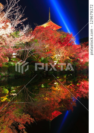 [京都府]對稱的清水寺三層寶塔和紅葉點亮 129679172