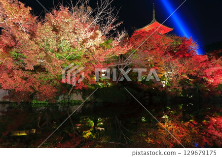 [京都府]對稱的清水寺三層寶塔和紅葉點亮 129679175