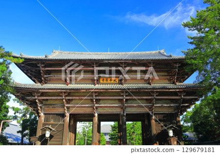 [Nara Prefecture] Nandaimon Gate of Todaiji Temple in sunny weather 129679181